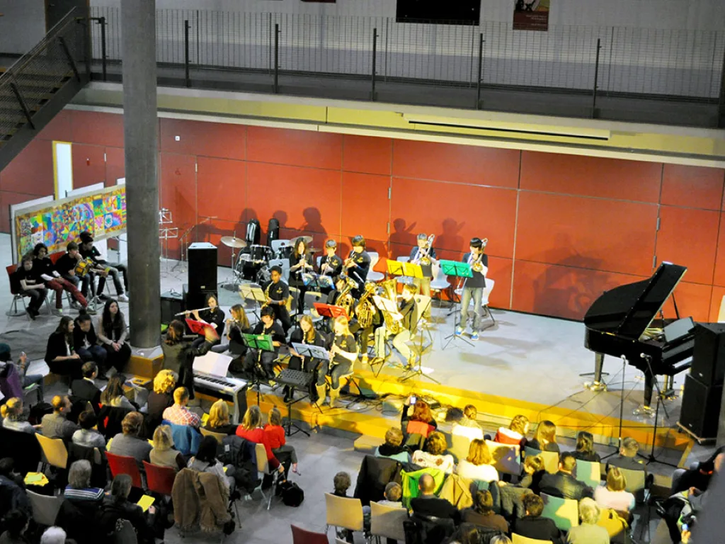 Blick von oben auf Orchester und Publikum.